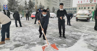 扫雪除冰保畅通——阿拉善盟中心医院组织职工扫雪除冰保障患者就诊通道畅通